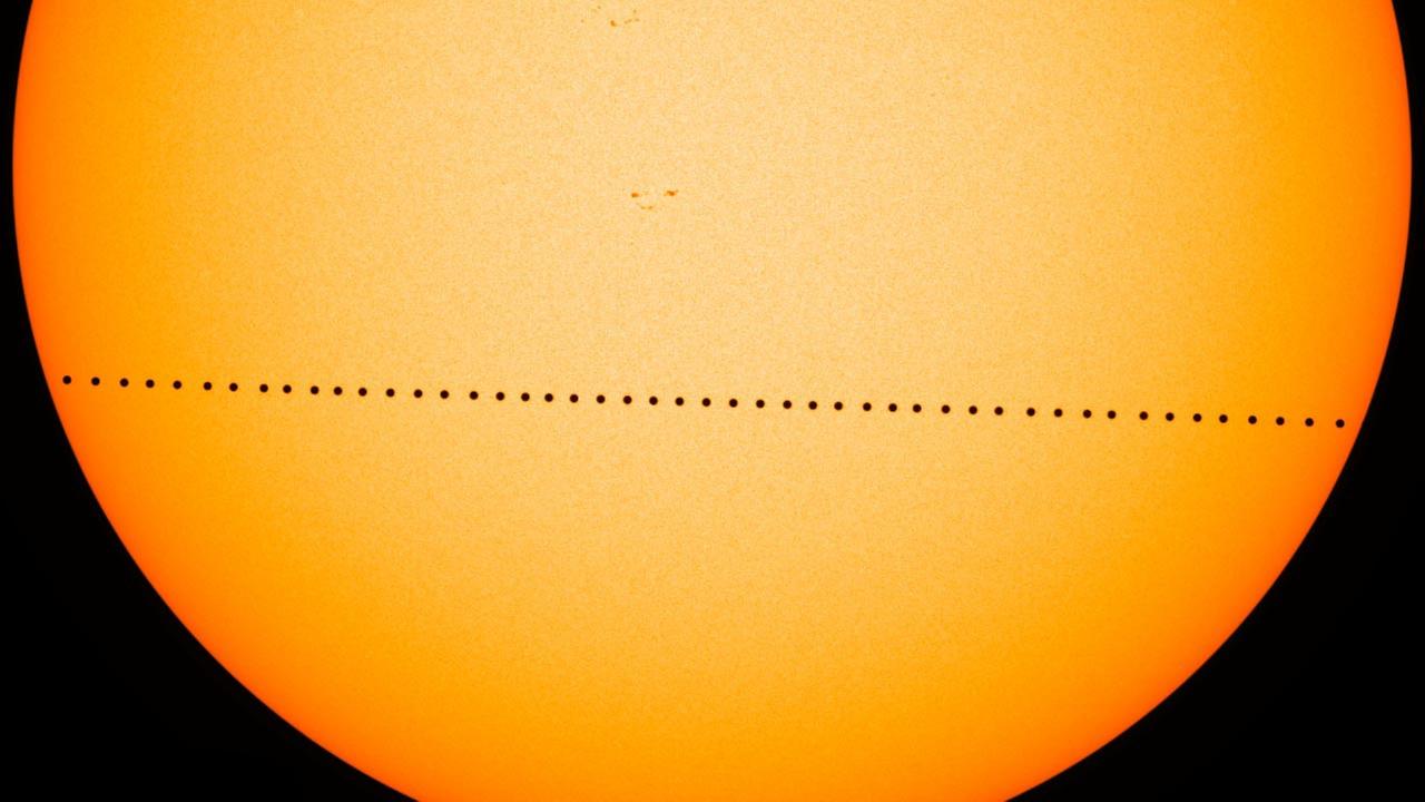 Vor der Sonnenscheibe ist der Merkur als kleiner schwarzer Punkt zu erkennen. Vor der Sonnenscheibe ist der Merkur als kleiner schwarzer Punkt zu erkennen.