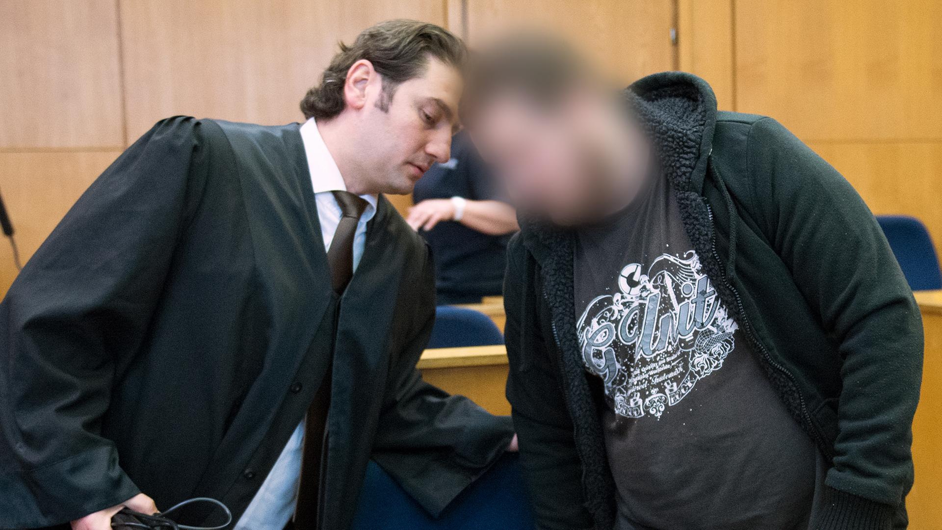Kreshnik B. zusammen mit seinem Anwalt im Gerichtssaal beim Prozessauftakt in Frankfurt am Main. Kreshnik B. zusammen mit seinem Anwalt im Gerichtssaal beim Prozessauftakt in Frankfurt am Main.