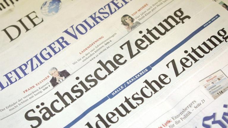 Verschiedene deutsche Tageszeitungen liegen auf einem Tisch. Verschiedene deutsche Tageszeitungen liegen auf einem Tisch.