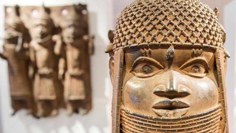 Museum für Kunst und Gewerbe zeigt Bronzeköpfe aus Benin. Museum für Kunst und Gewerbe zeigt Bronzeköpfe aus Benin.