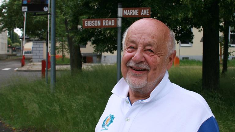 Herrmann Mees vor der ehemaligen US-Kaserne Herrmann Mees vor der ehemaligen US-Kaserne