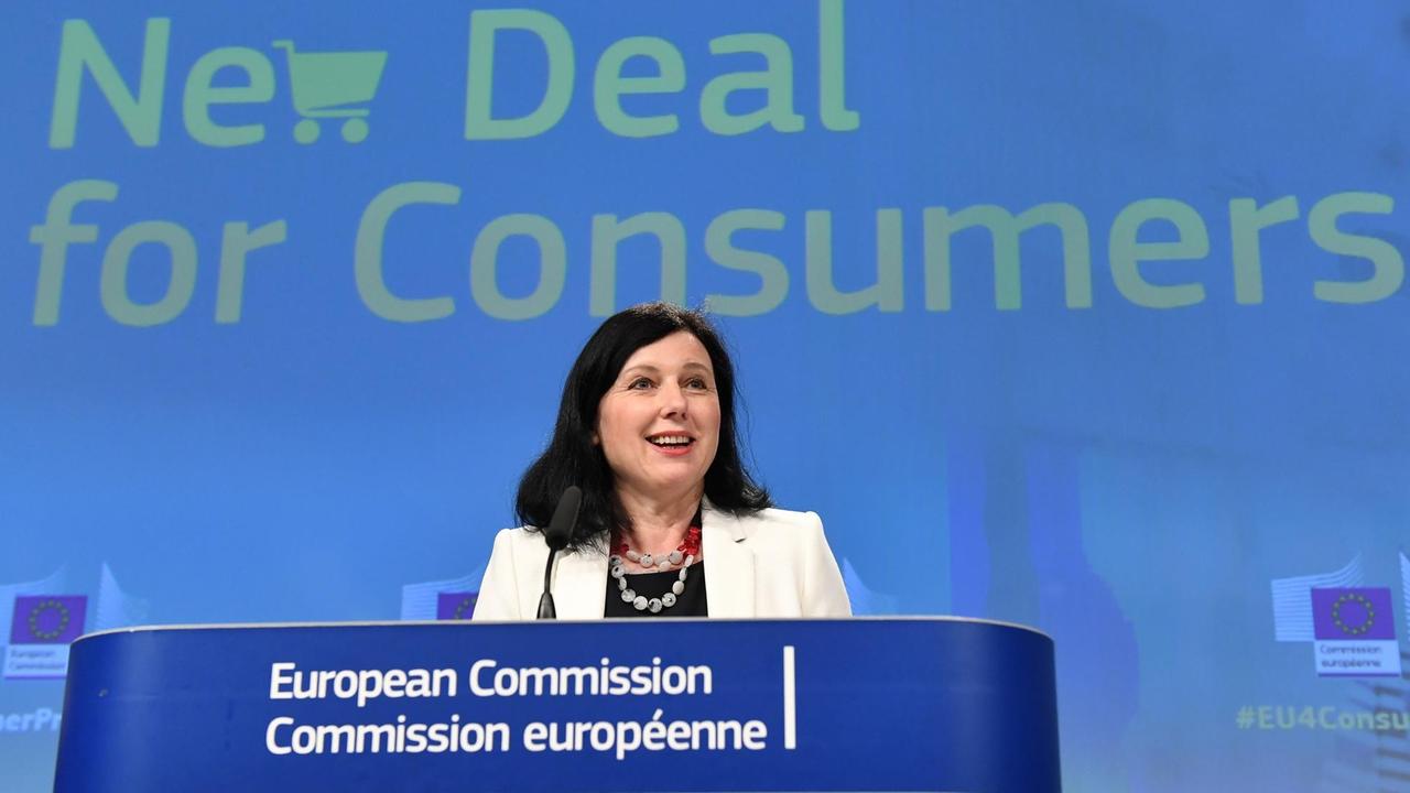 EU-Justizkommissarin Vera Jourova spricht über die Pläne der Kommission für Sammelklagen.
EU-Justizkommissarin Vera Jourova spricht über die Pläne der Kommission für Sammelklagen.