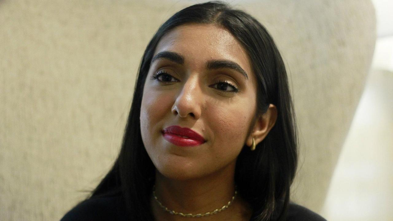 Rupi Kaur im Porträt. Rupi Kaur im Porträt.