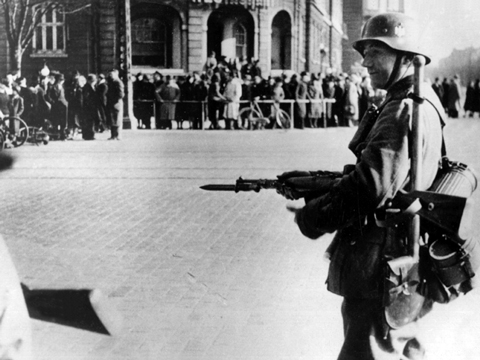 Am 9. April 1940 fielen Truppen der Wehrmacht ohne Kriegserklärung in den neutralen Ländern Dänemark und Norwegen ein. Die dänische Regierung fügte sich unter Protest. Am 9. April 1940 fielen Truppen der Wehrmacht ohne Kriegserklärung in den neutralen Ländern Dänemark und Norwegen ein. Die dänische Regierung fügte sich unter Protest.
