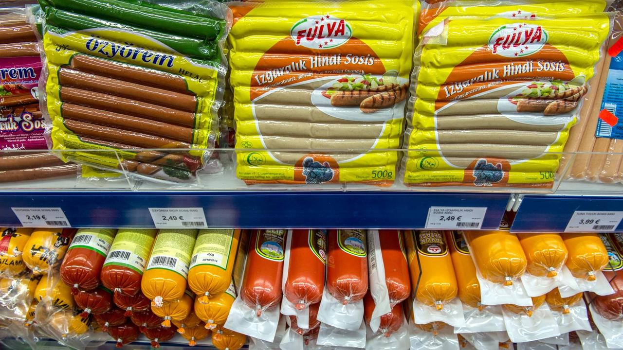 Wurst in bunten Verpackungen in einem Regal. Wurst in bunten Verpackungen in einem Regal.