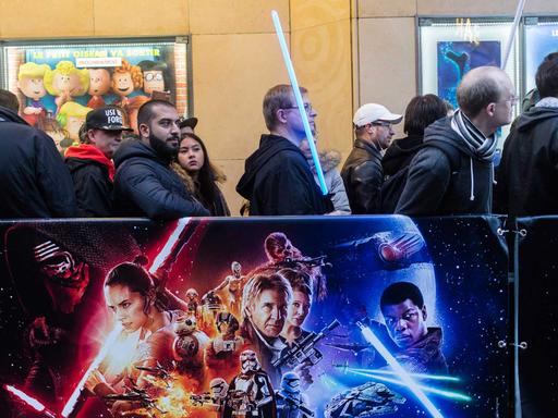 "Star Wars"-Fans stehen für den neuen Film "Das Erwachen der Macht" vor einem Kino in Paris Schlange.