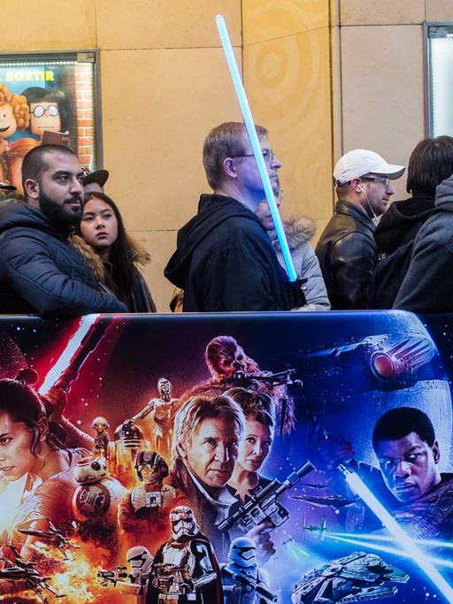 "Star Wars"-Fans stehen für den neuen Film "Das Erwachen der Macht" vor einem Kino in Paris Schlange.