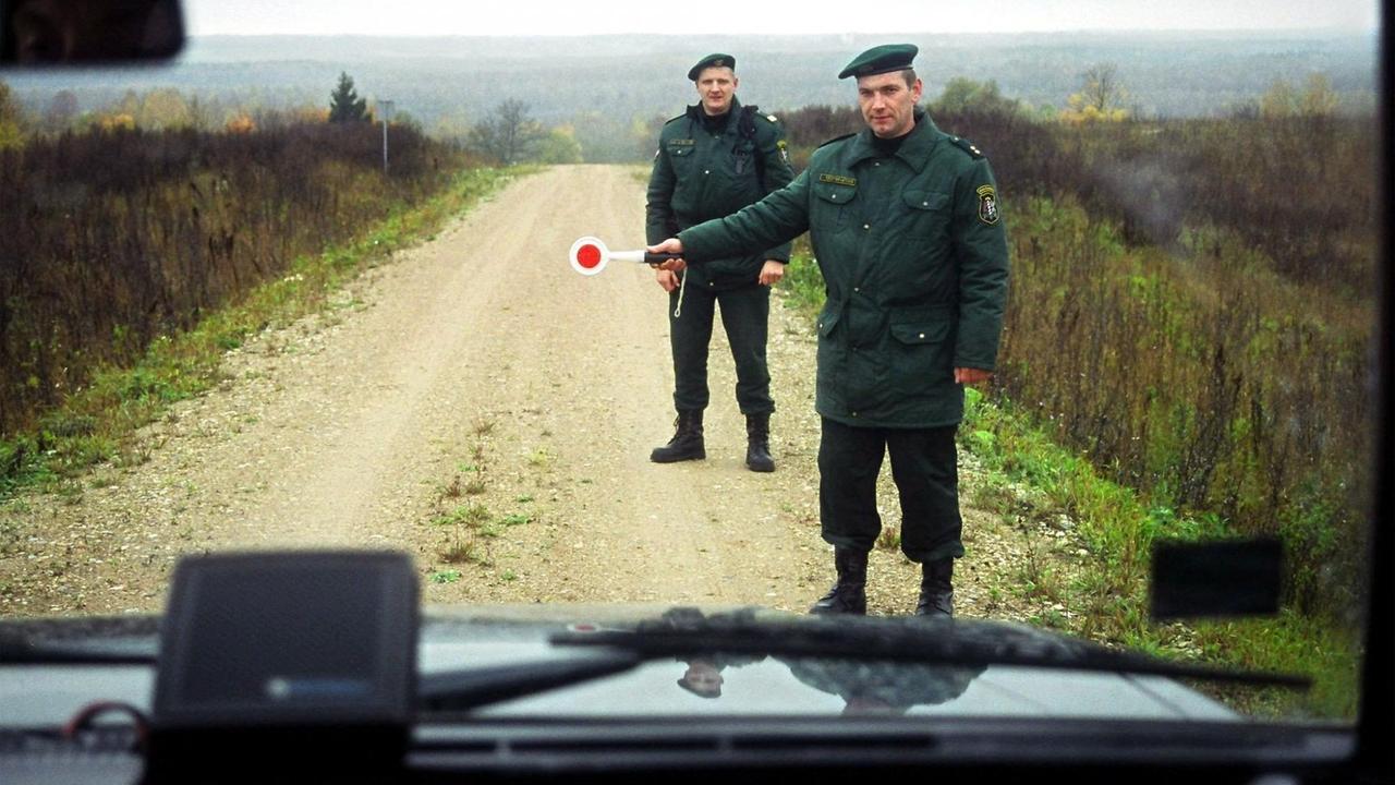 Zwei lettische Grenzsoldaten halten am 22.10.2003 an der lettisch-russischen Grenze bei Terechow (Lettland) ein Fahrzeug an. Im Zuge des bevorstehenden EU-Beitritts ergriff Lettland Maßnahmen zur Verstärkung der Kontrollen an der Landesgrenze zu Russland. Lettland gehört zu den Ländern, die im Jahr 2004 die aus 15 Staaten bestehende Europäische Union auf insgesamt 25 Mitgliedstaaten erweitern werden.