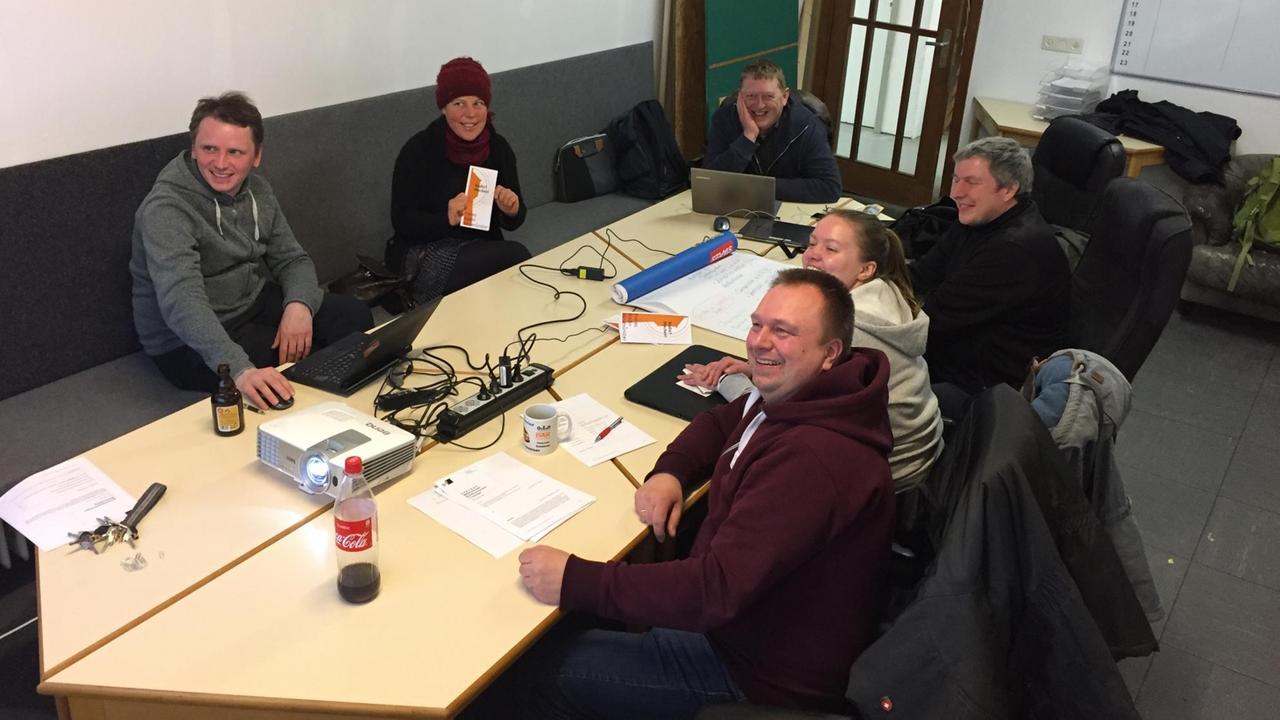 Die Macher von Freies Radio Neumünster an einem Tisch. Die Macher von Freies Radio Neumünster an einem Tisch.
