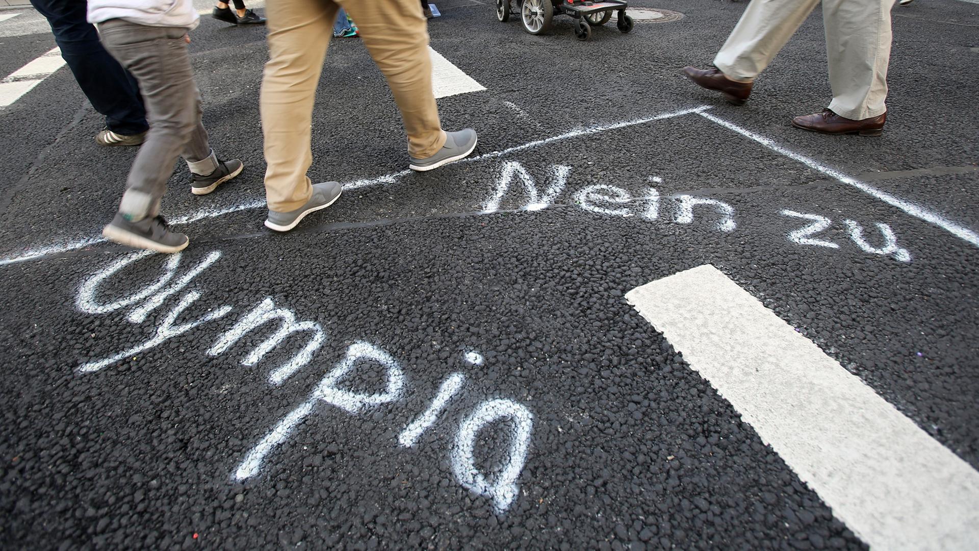 "Nein zu Olympia" steht beim Schanzenfest in Hamburg auf die Schanzenstraße gesprüht. "Nein zu Olympia" steht beim Schanzenfest in Hamburg auf die Schanzenstraße gesprüht.