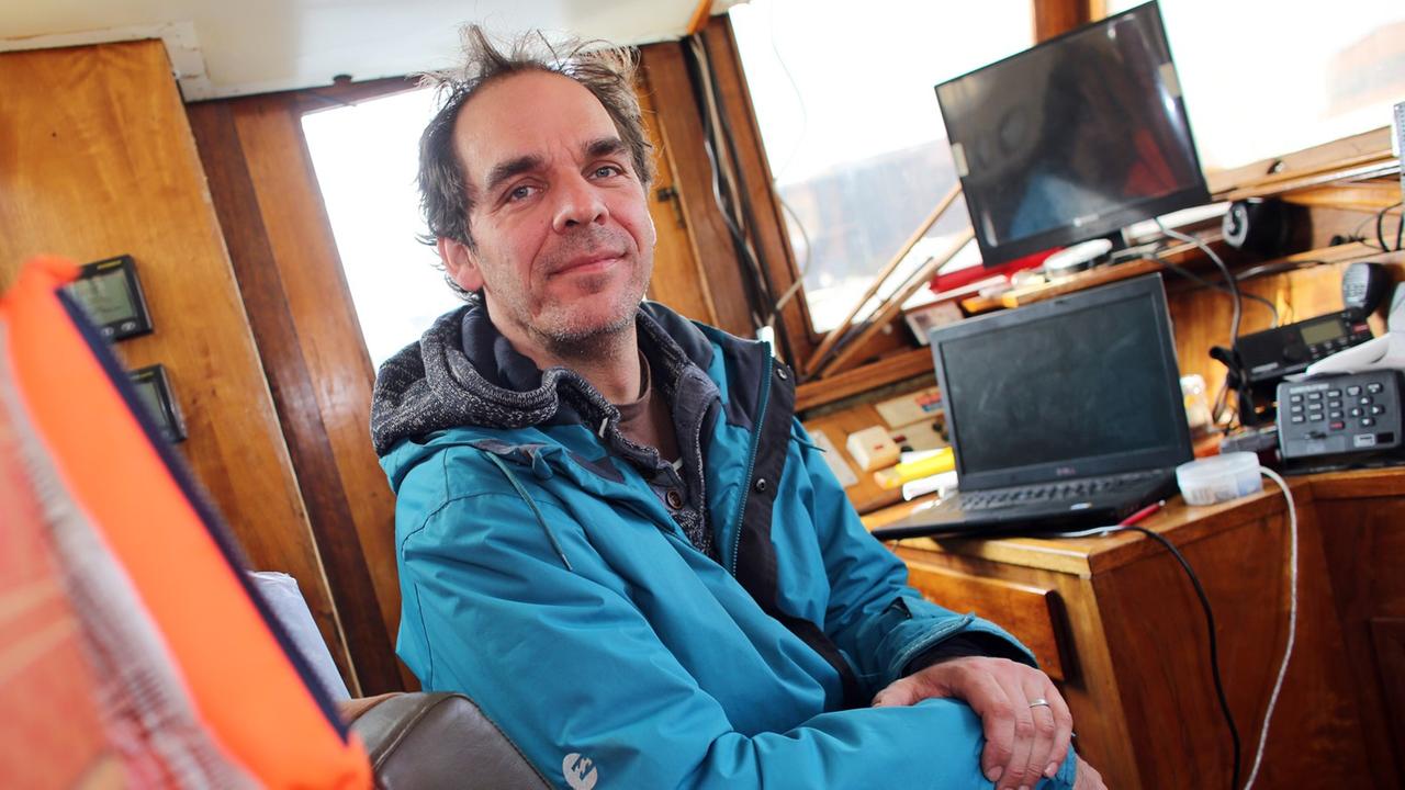 Einer der Initiatoren von "Sea Watch", Harald Höppner, posiert in dem Fischkutter "Sea Watch Go-46" im Harburger Hafen bei Hamburg. Einer der Initiatoren von "Sea Watch", Harald Höppner, posiert in dem Fischkutter "Sea Watch Go-46" im Harburger Hafen bei Hamburg.
