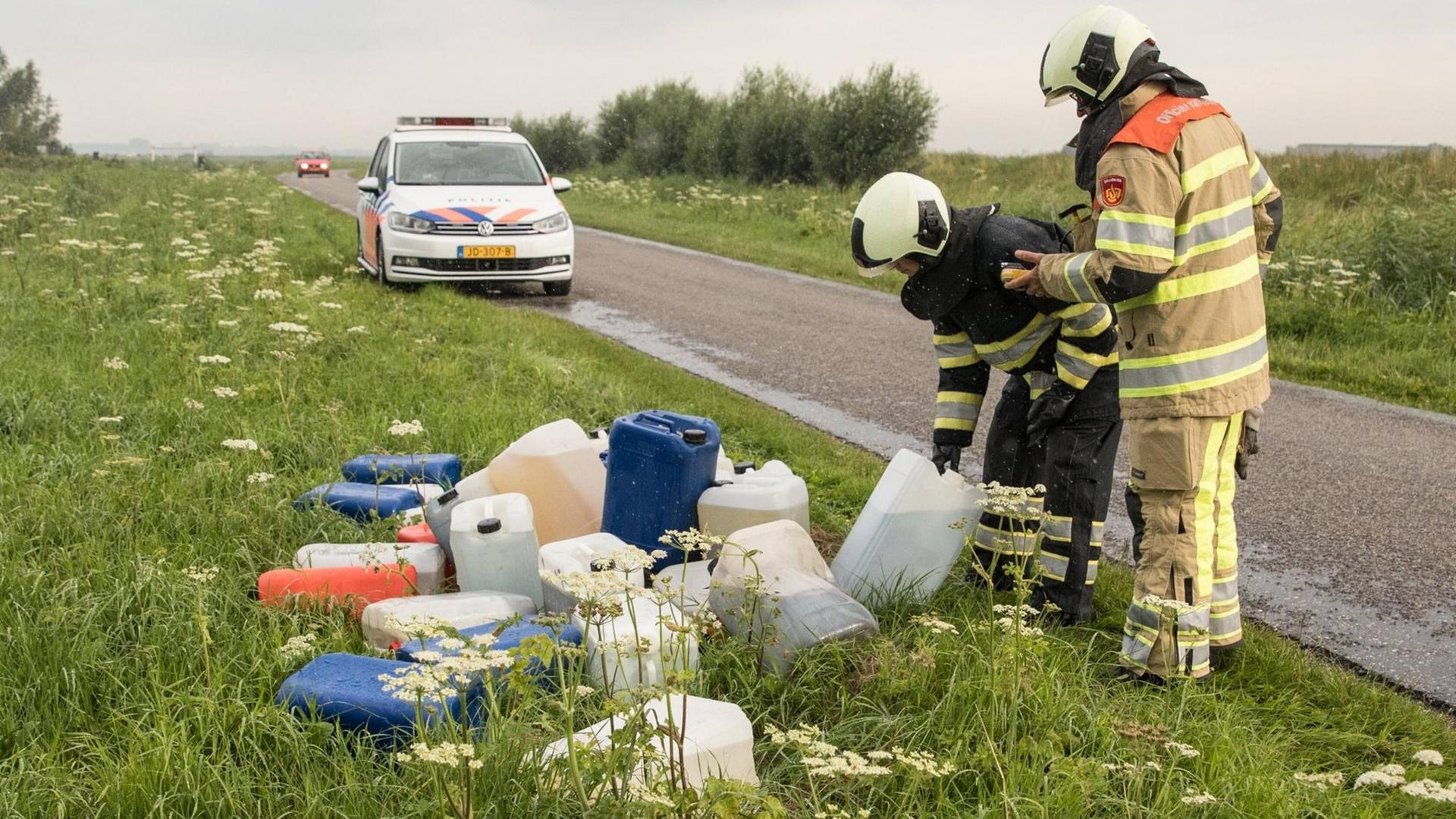 Die Feuerwehr untersucht Behälter mit Flüssigkeiten bei Eemnes in den Niederlanden, die offenbar aus der Drogenproduktion stammen und illegal entsorgt wurden Die Feuerwehr untersucht Behälter mit Flüssigkeiten bei Eemnes in den Niederlanden, die offenbar aus der Drogenproduktion stammen und illegal entsorgt wurden