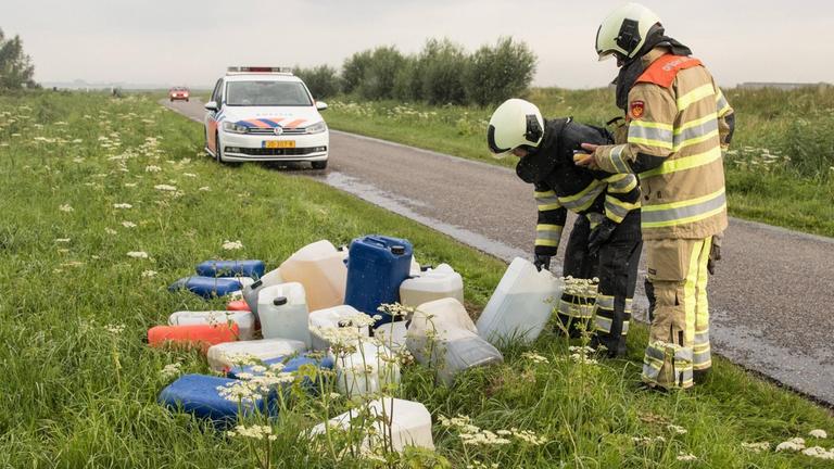 Die Feuerwehr untersucht Flüssigkeiten in Behältern, die offenbar aus der Drogenproduktion stammen