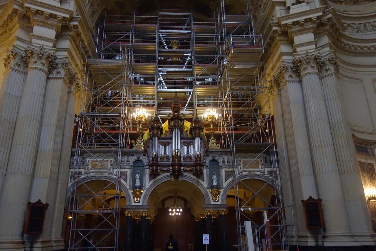 Alle 25 Jahre wird die Berliner Orgel gründlich gereinigt. Alle 25 Jahre wird die Berliner Orgel gründlich gereinigt.