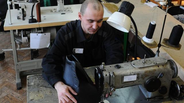 Häftlinge arbeiten in einer Schusterwerkstatt in einem Gefängnis in der Region Tscheljabinsk in Russland