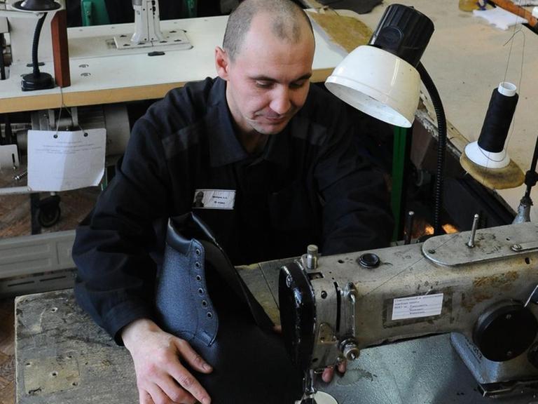 Häftlinge arbeiten in einer Schusterwerkstatt in einem Gefängnis in der Region Tscheljabinsk in Russland