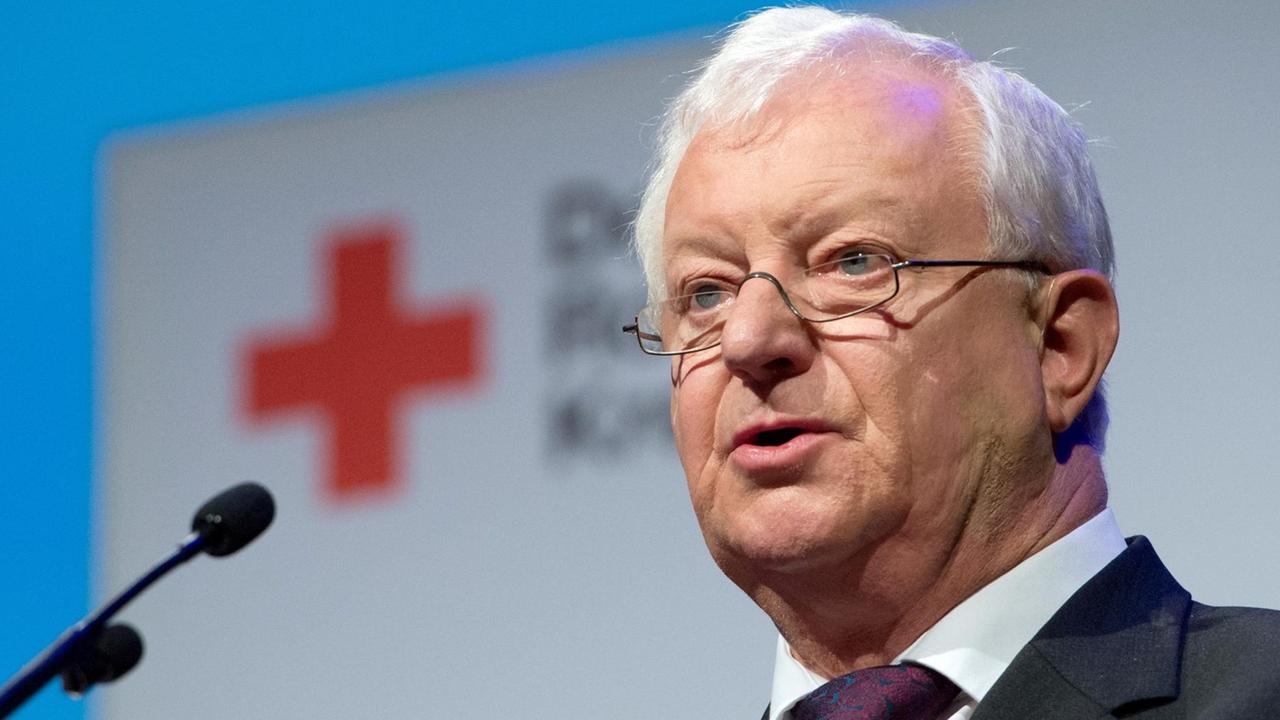 DRK-Präsident Rudolf Seiters spricht am 31.10.2013 in der Liederhalle in Stuttgart (Baden-Württemberg) beim Festakt zum 150-jährigen Bestehen des Deutschen Roten Kreuzes (DRK). DRK-Präsident Rudolf Seiters spricht am 31.10.2013 in der Liederhalle in Stuttgart (Baden-Württemberg) beim Festakt zum 150-jährigen Bestehen des Deutschen Roten Kreuzes (DRK).