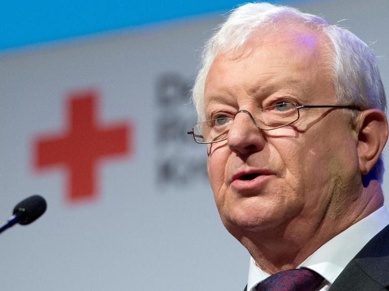 DRK-Präsident Rudolf Seiters spricht am 31.10.2013 in der Liederhalle in Stuttgart (Baden-Württemberg) beim Festakt zum 150-jährigen Bestehen des Deutschen Roten Kreuzes (DRK).