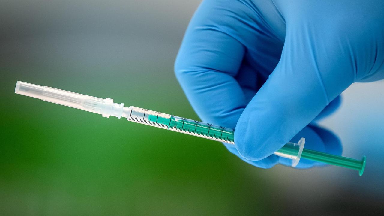 Ein Mitarbeiter vom Impfzentrum hält eine Spritze mit dem Covid-19-Impf...</p>

                        <a href=