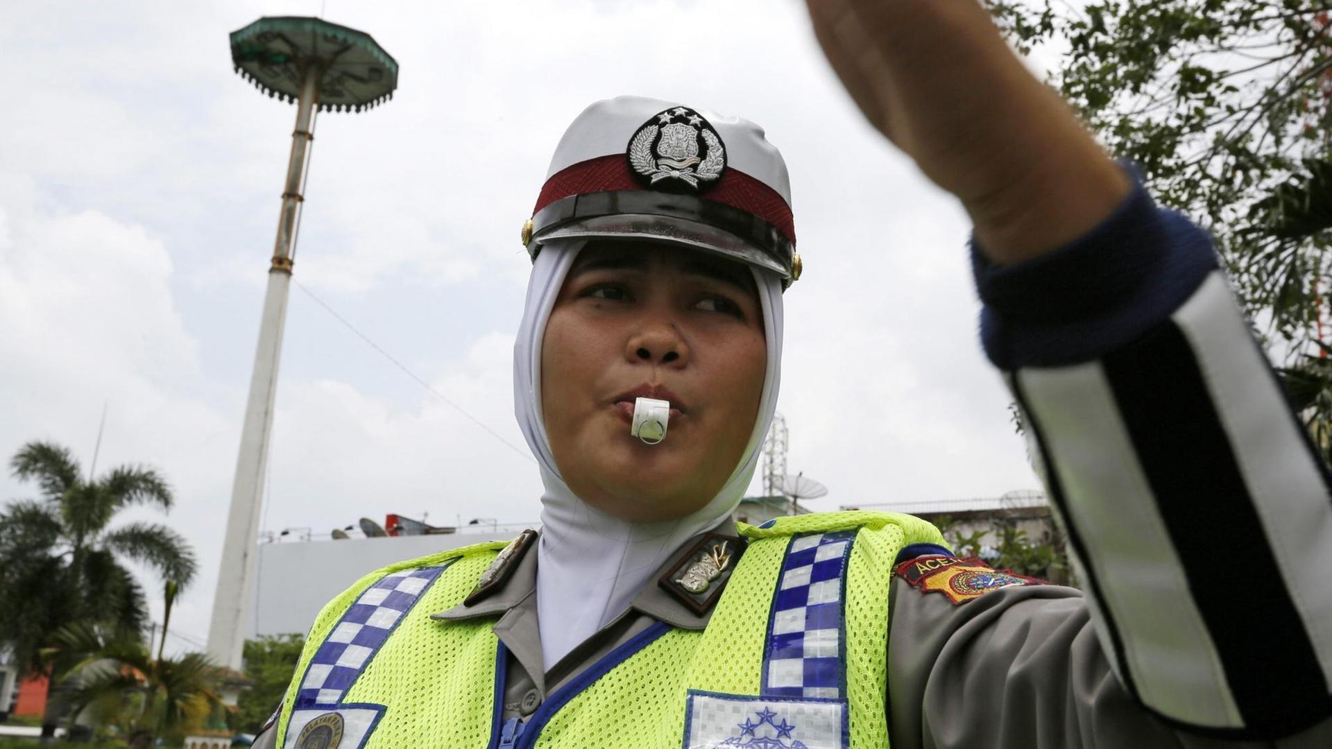 Eine indonesische Polizistin trägt am 27. März 2015 einen Hijab im Dienst: Die indonesische Polizei erlaubt weiblichen Polizistinnen einen Hijab (Kopftuch) als Teil ihrer Uniform zu tragen. Indonesien hat den größten muslimischen Bevölkerungsanteil weltweit.