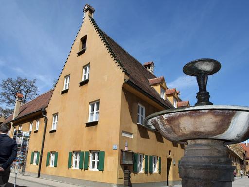Ein Brunnen vor den alten Wohnhäusern der Fuggerei in Augsburg. Mit der Fuggerei hat sich Finanzgenie Jakob Fugger im 16. Jahrhundert ein Denkmal gesetzt.