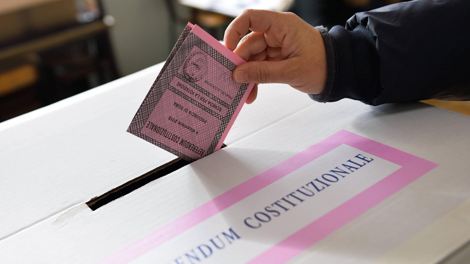 Italiens Ministerpräsident Matteo Renzi während der "Si"-Kampagne für ein weitreichendes Verfassungsreferendum. Italiens Ministerpräsident Matteo Renzi während der "Si"-Kampagne für ein weitreichendes Verfassungsreferendum.
