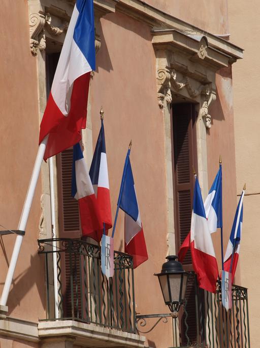 Französische Flaggen auf dem Balkon des Bürgermeisteramts in Aix-en-Provence