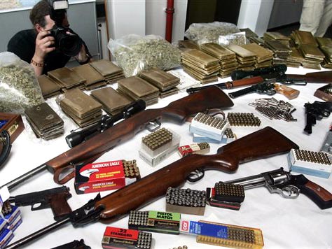 	Beschlagnahmtes Rauschgift und sicher gestellte Waffen im Polizeipräsidium in Lübeck.