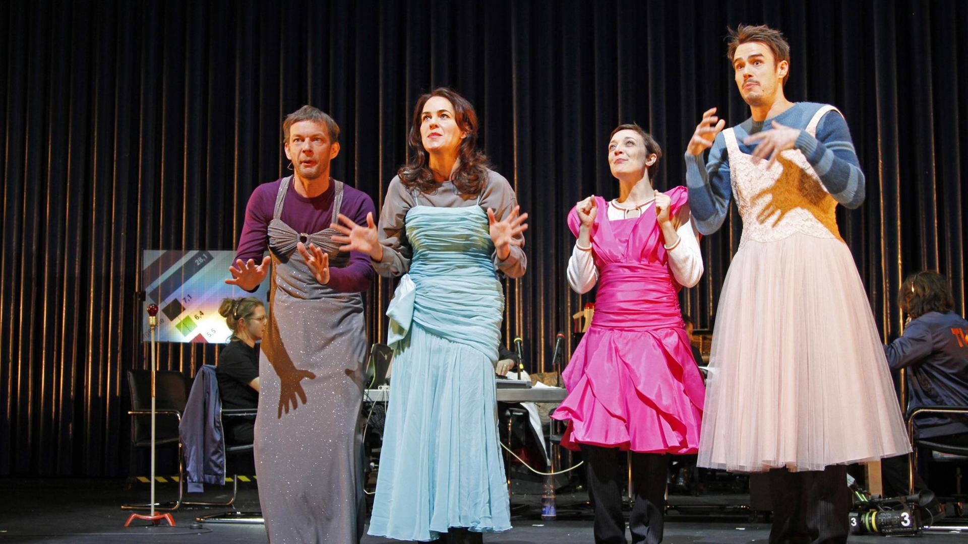 Aufführung von "Borgen" an der Schaubühne am Lehniner Platz Berlin: Sebastian Rudolph; Stephanie Eidt; Regine Zimmermann; Tilman Strauß (v.l.n.r.). Aufführung von "Borgen" an der Schaubühne am Lehniner Platz Berlin: Sebastian Rudolph; Stephanie Eidt; Regine Zimmermann; Tilman Strauß (v.l.n.r.).