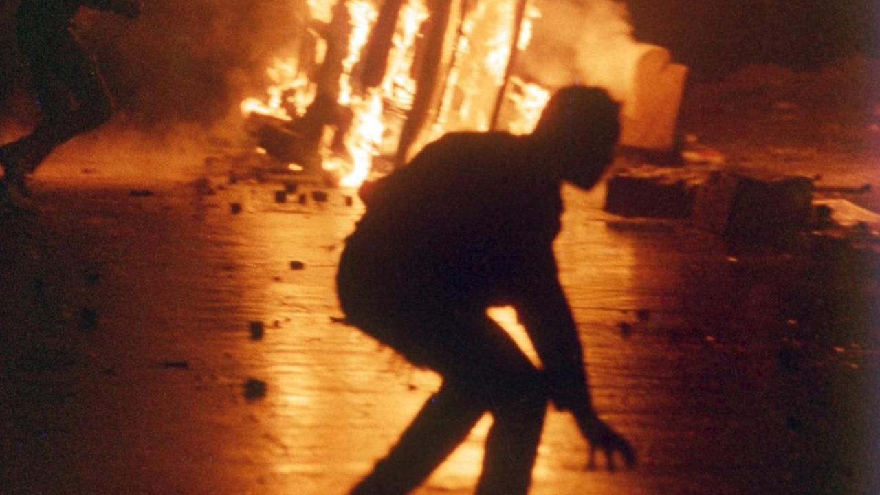 Randalierer vor einem brennendem Auto in der Nacht zum 26. August. Vom 22. bis 28. 08.1992 randalierten bis zu 1200 meist jugendliche rechtsradikale Gewalttäter vor dem Zentralen Asylbewerberheim Mecklenburg-Vorpommern in Rostock-Lichtenhagen. Unter dem Beifall von bis zu 3000 Schaulustigen und vielen Fernsehkameras bewarfen die Rowdies das überwiegend mit Rumänen belegte Hochhaus sowie die Polizisten mit Steinen und Brandsätzen. Ein parlamentarischer Untersuchungsausschuß befaßte sich später mit den Polizeipannen, in rund 40 Prozessen wurden meist jugendliche Straftäter mit Jugendstrafen bis zu drei Jahren verurteilt. | Verwendung weltweit Randalierer vor einem brennendem Auto in der Nacht zum 26. August. Vom 22. bis 28. 08.1992 randalierten bis zu 1200 meist jugendliche rechtsradikale Gewalttäter vor dem Zentralen Asylbewerberheim Mecklenburg-Vorpommern in Rostock-Lichtenhagen. Unter dem Beifall von bis zu 3000 Schaulustigen und vielen Fernsehkameras bewarfen die Rowdies das überwiegend mit Rumänen belegte Hochhaus sowie die Polizisten mit Steinen und Brandsätzen. Ein parlamentarischer Untersuchungsausschuß befaßte sich später mit den Polizeipannen, in rund 40 Prozessen wurden meist jugendliche Straftäter mit Jugendstrafen bis zu drei Jahren verurteilt. | Verwendung weltweit