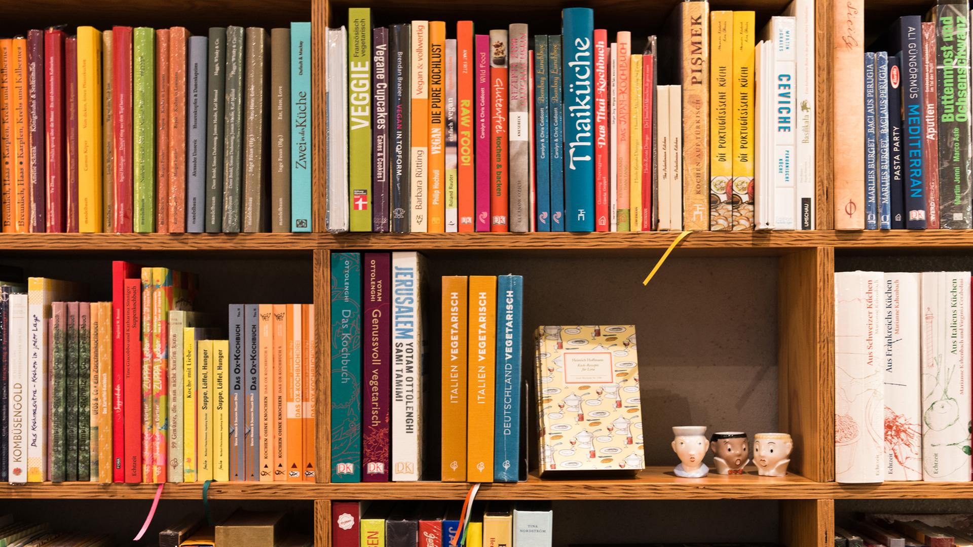 Bücher stehen im Regal einer Buchhandlung. Bücher stehen im Regal einer Buchhandlung.