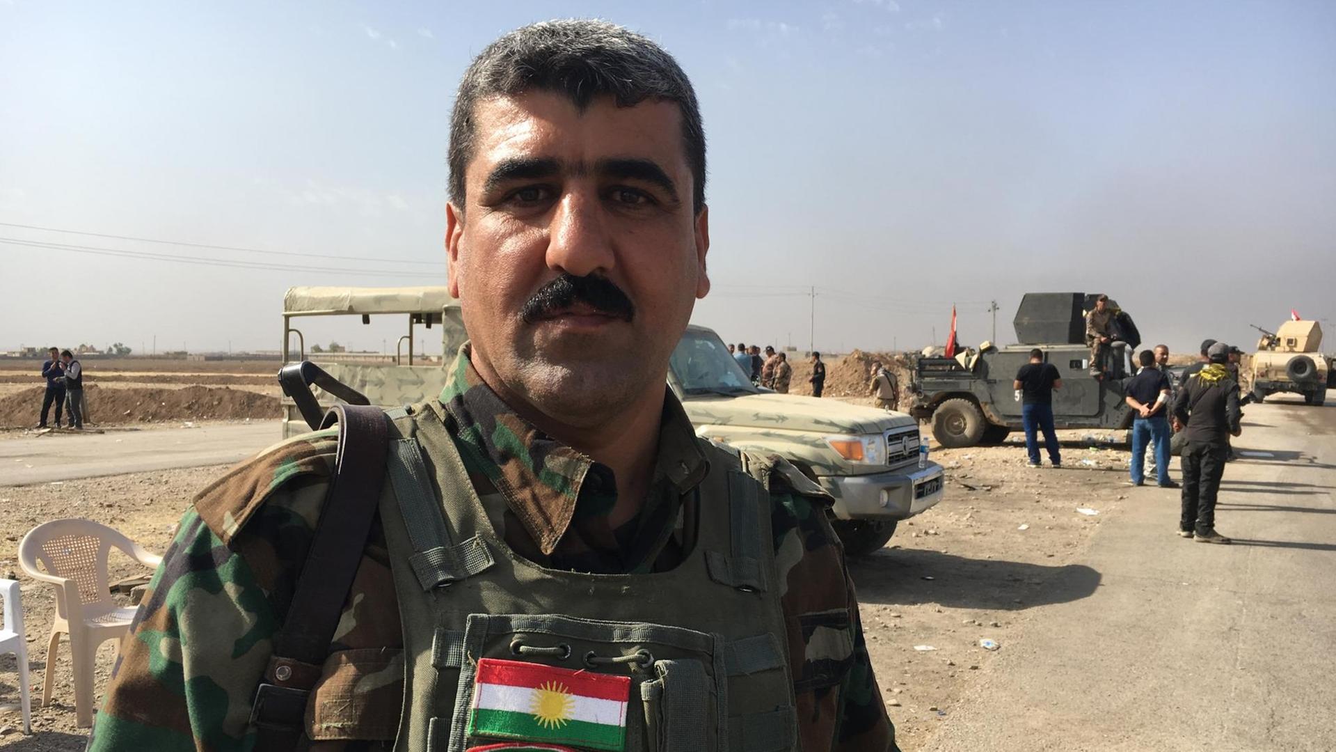 Ali Abbas, ein kurdischer Peshmerga, steht am letzten Checkpoint vor Mossul im Irak.