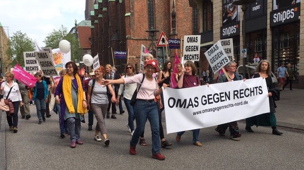 Die "Omas gegen Rechts - Nord" aus Hamburg auf einer Demonstration. Die "Omas gegen Rechts - Nord" aus Hamburg auf einer Demonstration.