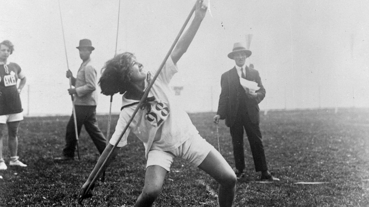 Bertojo (Frankreich) wirft den Speer. Das wurfgerät ist deutlich länger als heute, die Sportlerin greift es ganz hinten. Bertojo (Frankreich) wirft den Speer. Das wurfgerät ist deutlich länger als heute, die Sportlerin greift es ganz hinten.