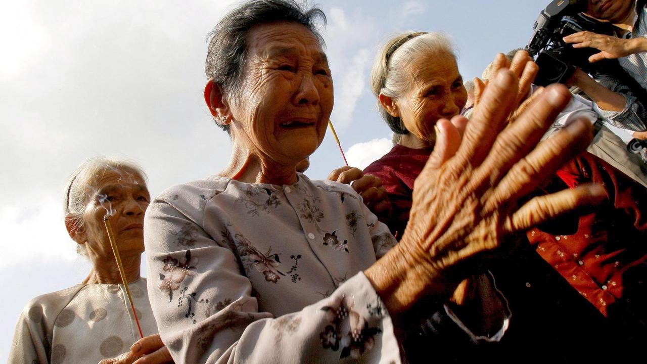 My Lai massacre survivor Truong Thi Le (C), cries during a ceremony marking the 40th anniversary of the massacre in My Lai in Quang Ngai Province, central Vietnam, 16 March 2008. The My Lai Massacre was the mass murder of 504 villagers, nearly all of them unarmed women, children and elderly civilians by the US Army during Vietnam War. The incident further reduced US public support of the war, and was one of the turning points in the conflict. EPA/STR +++(c) dpa - Report+++ |