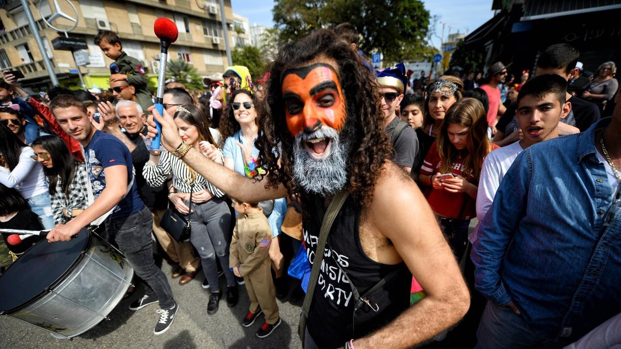 Bürger feiern im März 2018 in den Straßen von Tel Aviv das Purim-Fest Bürger feiern im März 2018 in den Straßen von Tel Aviv das Purim-Fest