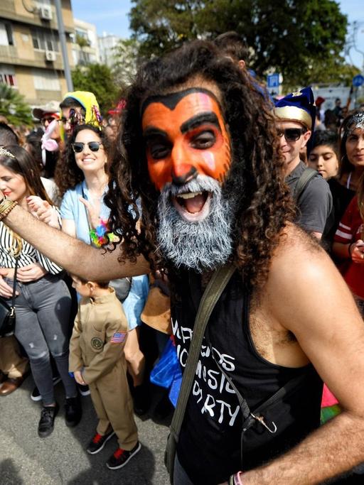 Bürger feiern im März 2018 in den Straßen von Tel Aviv das Purim-Fest