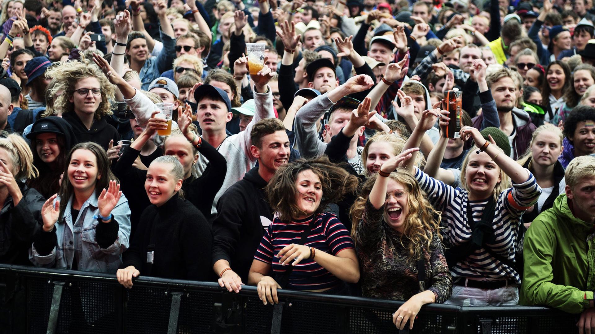 Publikum beim Roskilde Festival in Dänemark, hier beim Auftritt der kolumbianischen Band Bomba Estereo am 30. Juni 2016
