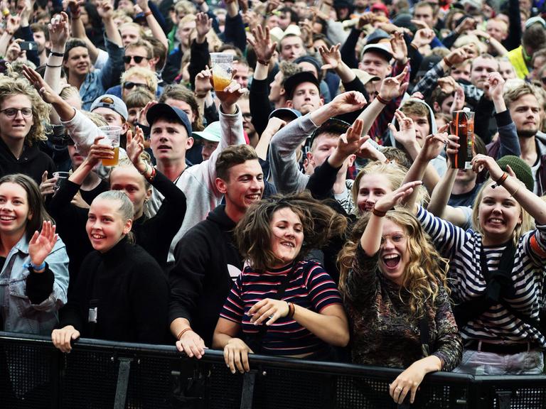 Publikum beim Roskilde Festival in Dänemark, hier beim Auftritt der kolumbianischen Band Bomba Estereo am 30. Juni 2016