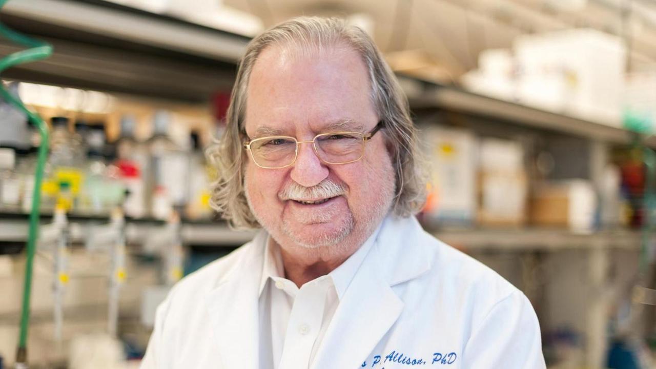 Nobelpreisträger James P. Allison in seinem Labor. Nobelpreisträger James P. Allison in seinem Labor.