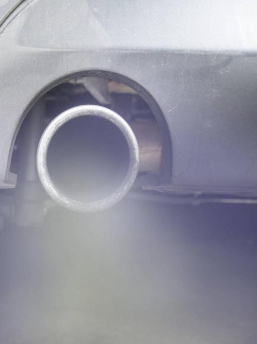 Rauch strömt aus dem Auspuff eines Autos
