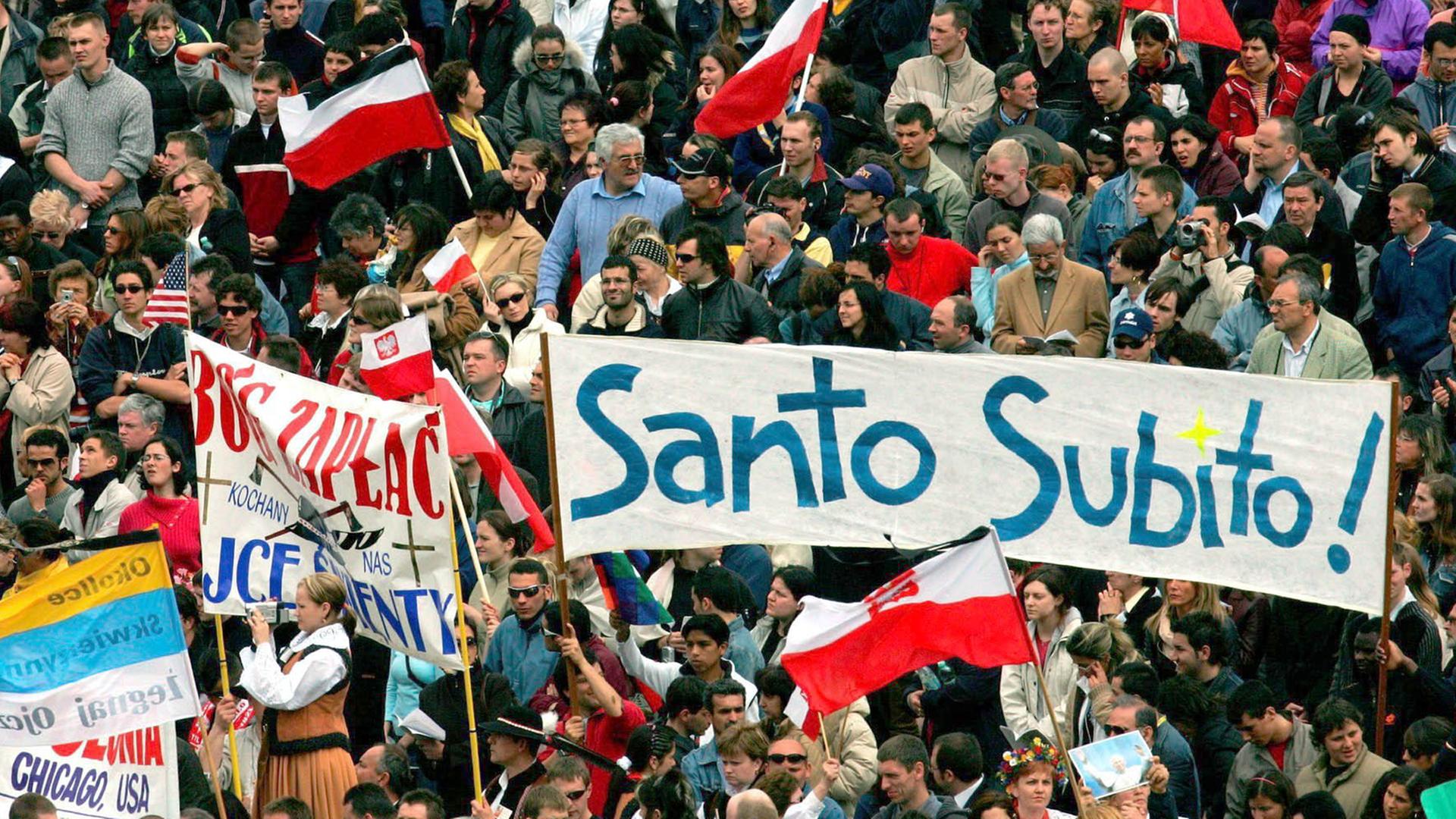 Bereits zum Tod Johannes Pauls II. im Jahr 2005 forderten viele Menschen: "Santo subito!" Bereits zum Tod Johannes Pauls II. im Jahr 2005 forderten viele Menschen: "Santo subito!"