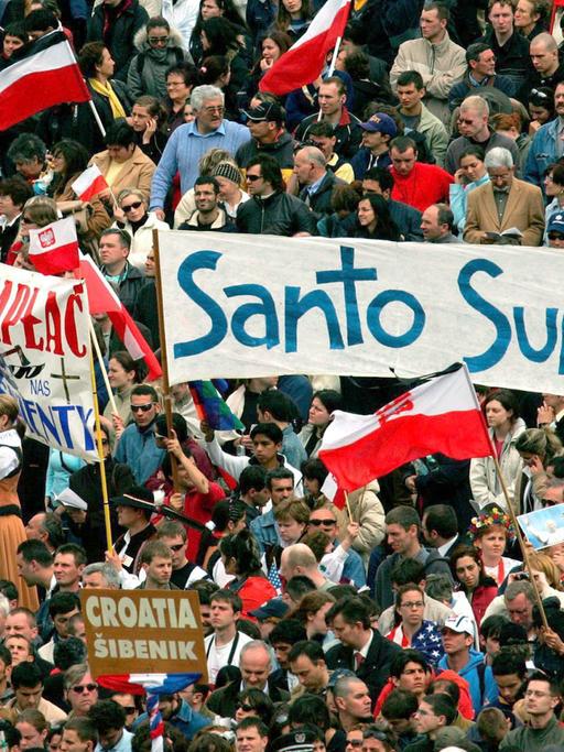 Bereits zum Tod Johannes Pauls II. im Jahr 2005 forderten viele Menschen: "Santo subito!"