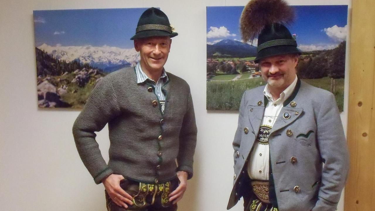 Porträt von Michael Neumaier und Graz Mühlberger in Trachten. Porträt von Michael Neumaier und Graz Mühlberger in Trachten.