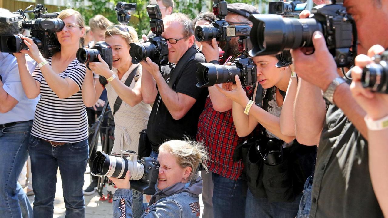 Zahlreiche Fotoreporter mit ihren Kameras stehen in einer Reihe Zahlreiche Fotoreporter mit ihren Kameras stehen in einer Reihe