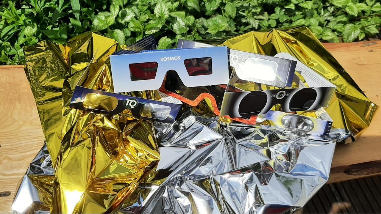 Das Bild zeigt spezielle Finsternisbrillen, mit denen sich eine Sonnenfinsternis beobachten lässt
