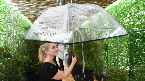 Model Louisa betrachtet am 21.07.2016 auf dem Marktplatz von Karlsruhe (Baden-Württemberg) die interaktive Klanginstallation RainDance des amerikanischen Künstlers Paul De Marinis
