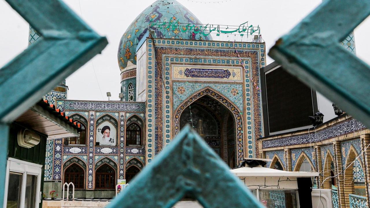 Blick durch das Tor der geschlossenen Moschee Imamzadeh Saleh in Teheran. Blick durch das Tor der geschlossenen Moschee Imamzadeh Saleh in Teheran.