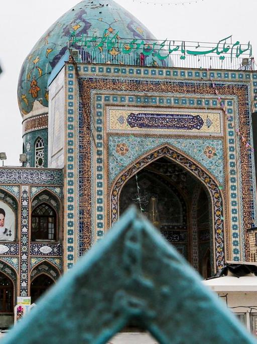 Blick durch das Tor der geschlossenen Moschee Imamzadeh Saleh in Teheran.