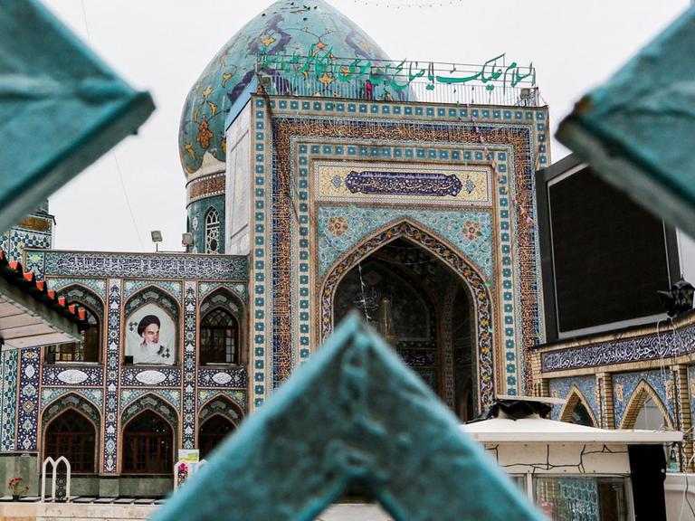 Blick durch das Tor der geschlossenen Moschee Imamzadeh Saleh in Teheran.